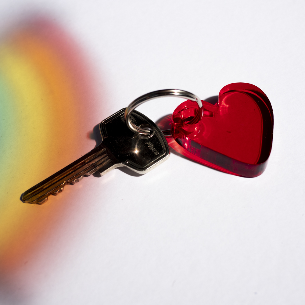 Product foto van de momantai chubby heart keychain in de schaduw van een regenboog